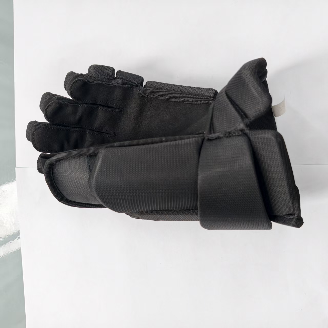 Hockey glove palm sample showing finger and palm alignment